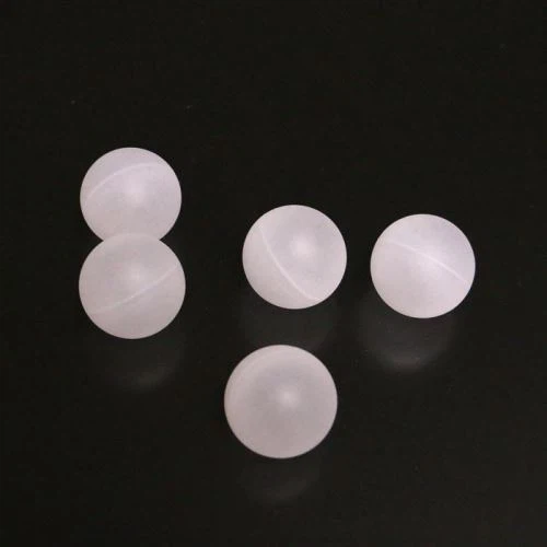 Blalen tal-plastik vojta li jżommu f'wiċċ l-ilma